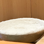 天ぷら たけうち - カチカチに凍った小麦粉。 これが、グルテン生成を抑える技の１つです。 それにしてもこうして凍らせるとは！