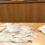 天ぷら たけうち - キスの仕込み中。 キス、こんなに厚みがあって大きいの？ こんなん見たら、マジ、よだれタレます。