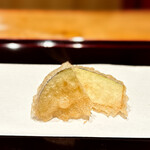 天ぷら たけうち - ナス。 瑞々しい。 これ、天ぷらにしたからこその瑞々しさでしょ。 天ぷらは、衣で香りを閉じ込めて、一気に火を通しちゃう蒸し料理ですから。