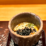 天ぷら たけうち - 茶碗蒸し。 ズワイガニと海苔。 焼き海苔の香りが支配的で、どうにも酒を呼ぶ一品が多いなぁ、ここ。 昨日から飲み過ぎはわかっちゃいるけど、どうにも止まらない。