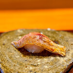 天ぷら たけうち - アカムツ（のどぐろ）の炙り。 爽やか系の脂がとろけます。 これ、鮨じゃないですから。 シャリに見えるのはイカ。 この組み合わせは初めてだけど、まったく違和感なくスルリと喉に吸い込まれます。