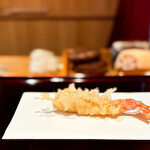 天ぷら たけうち - クルマエビ。 鮨のマグロ、天ぷらのクルマエビ。 衣は決して薄くはないけど、タネの上で衣が舞ってるよう。 無数の気泡で見た目以上に軽いです。