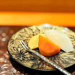 天ぷら たけうち - はぁ、これでとうとうおしまい。 柿、ナシ、りんごが、猛ったケモノの本能を鎮めてくれます。 もうこの店の料理はとうぶん食べれない、、という喪失感とともに。 来月も来ちゃうかな？