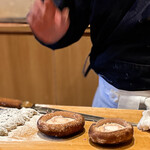 天ぷら たけうち - エビと怪獣115号を仕込み中。 揚げる前にタネに小麦粉振るって知らんかった。