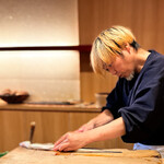 天ぷら たけうち - 大将、料理の合間にこうしてアナゴを捌いたりします。 ほんとに忙しい。 僕にはこの上なく楽しい時間なんだけど。 客と話してるヒマなんてないし、話す必要もなし。