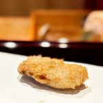 天ぷら たけうち - 牡蠣。 これも大将が大切に仕込んで水抜きしてました。 デカー。 こんなの揚がるんかい？！ でも、ちゃんとふるふるサクッと揚がってました。 魚介の天ぷらをこれでもかーっと出してきます。 幸せ過ぎるー。