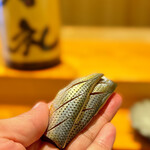 天ぷら たけうち - 天ぷら屋のつまみが鮨（笑）。 これ、おもしろいから握っちゃいましたってレベルの鮨じゃないんだけど？ コハダがこんなに旨く〆られて、鮨屋でも開くんかい？！