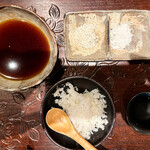 天ぷら たけうち - 天ぷらセット。 ここにきて、改めて、そういや、ここ天ぷら屋だったわーって思い出す（笑）。 おもしろすぎだろ。 僕は鬼おろしダイコンは、つゆに入れずにそのまま食べちゃう派。 塩の隣は塩麹。