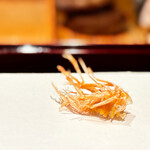 天ぷら たけうち - エビの頭。 ここから始めるお店が多いですよね。 サクッと一口が旨い。