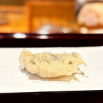 天ぷら たけうち - アジ。 一品目はエビではなくアジ。 これがデカい。 熱々はふはふやってるうちに消えてました。 でも旨〜。