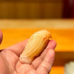 天ぷら たけうち - イシガキダイの鮨。 あー、こりゃもう、完全に一級品です。 天ぷら屋さんが、ここまでやっちゃう、ふつう？ 「ここから握っていきますんで！」って鮨屋の大将の声が聞こえてきそう。