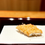 天ぷら たけうち - アナゴ。 さっき捌かれたばかりのやつ。 デカいー。 分厚いー。 ふんわり食感、熱々で湯気たててるからこその香り。 あー、ため息がもれるほどに旨い。