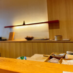 天ぷら たけうち - ほぼ鮨屋のカウンターのような設え。 左手が揚げ場で右手が魚を捌く場所。 本日の食材のいくつかが見て取れます。