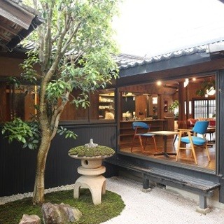 Machiya Cafe with a small garden