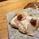 焼鳥 おがわ - 鳥刺(３)たたきの上に載ってる味噌？も美味しい！