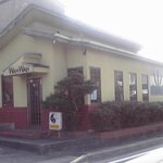 ワウワウ - 前の通りから入口を見る。