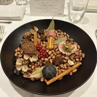 ラトラス - オードブルは、竹墨シュウに鶏のレバーペースト・シカ肉ペースト・鴨肉とチョロス・
                    タピオカ煎餅に蟹肉乗せ
                    と渾身の４品からのスタートでした。
