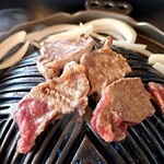 ジンギスカン白樺 - 数枚づつ焼きます。