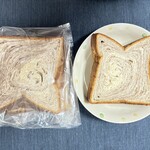 ベーカリー＆喫茶 ブンブン - 料理写真:あん食パン