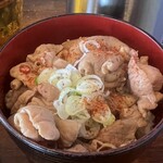 中華そば GO.TO.KU 仁 - モツ煮丼。最近では新たな名物として人気を博しているモツ煮です。先日も地元のお祭りで40キロ仕込んだモツ煮が数時間で売り切れるほどだそうです。
