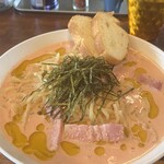 中華そば GO.TO.KU 仁 - 明太子クリーム。まるでパスタのような仕上がりでフランスパンも添えられていました。店主さんの遊びごころも感じられる限定麺でした。