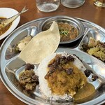 BLOCK HOUSE 水曜カレー - ほろほろ肉のちょいがけバターチキンと黒いヒヨコ豆のカレー、つけ合わせいろいろ