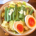 中華そば GO.TO.KU 仁 - 白モツ中華。冬場はこれを楽しみにしているファンも多いと聞きます。いわゆる博多のモツ煮をイメージすると分かりやすいと思います。下処理の加減が絶妙で嬉しくなる食感と澄んだスープ。生ニンニクはお好みで。