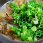 快食市場 うる寅地蔵 - 長時間煮込み、とろける食感を実現。名物『牛すじ味噌煮込み』