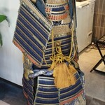 うどん魂 侍 - 入口に鎮座する鎧兜