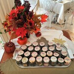 ローズタウンティーガーデン - サンプルで香りを確かめて、紅茶を決めたらテーブルに着席します。（ポットで提供されてたっぷり飲めます）