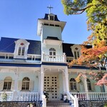 ローズタウンティーガーデン - 外観は角度によって古さを感じますが、店内はとても素敵でした。