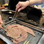 焼肉たまき - 2人がかりでひっくり返すw