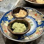 焼肉たまき - 山葵とニンニクチップで