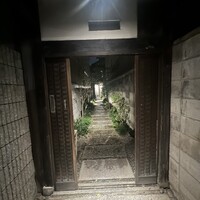 Synager - 京都らしい細い路地の奥にエントランスがあります。