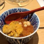 鮨処 池上 - 究極の鮨屋の卵かけどんぶり
      北海道蝦夷馬糞ウニ割立て
      　いくら