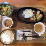 はせべや - セットの内容は、メインのチーズハンバーグにライス、小鉢、サラダ、季節のスープ。