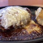 はせべや - ハンバーグは、肉と玉ねぎの甘さを感じさせるふわふわ食感です。注文の7割近くを占める人気メニュー。