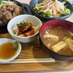 和風バル 悠和 - 小鉢はピリ辛蒸し鶏、汁椀は豆腐と揚げの味噌汁でした。