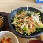 和風バル 悠和 - 御膳のサラダは玉ねぎたっぷりのサラダ。