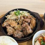 和風バル 悠和 - メインの鶏もも炙りは熱々に焼かれた鉄板にもやしと一緒に登場。
 
私は添えられたポン酢と柚子胡椒でいただきました。
 