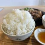 和風バル 悠和 - なんと言っても驚いたのがご飯の量、これで普通盛。
 
メニューには大盛やお替りがあったけどオジサンには絶対無理です・・・