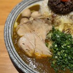 吉田カレー  - 並、甘口、豚ハーフ、チキンアチャーリー（限定トッピング）、うずらのアチャール（限定トッピング）、玉ねぎアチャール（限定トッピング）