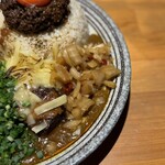 吉田カレー  - 並、甘口、豚ハーフ、チキンアチャーリー（限定トッピング）、うずらのアチャール（限定トッピング）、玉ねぎアチャール（限定トッピング）