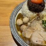 吉田カレー  - 並、甘口、豚ハーフ、チキンアチャーリー（限定トッピング）、うずらのアチャール（限定トッピング）、玉ねぎアチャール（限定トッピング）