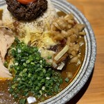 吉田カレー  - 並、甘口、豚ハーフ、チキンアチャーリー（限定トッピング）、うずらのアチャール（限定トッピング）、玉ねぎアチャール（限定トッピング）