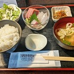 たか丸食堂 - 小皿刺し定食(1000円)。