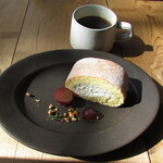 mawari - 料理写真:mawariのロールケーキ・コーヒー