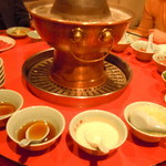 龍水楼 - 2014年4月　シュワンヤンロウ（子羊のしゃぶしゃぶ）　10種類の薬味や調味料