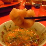 龍水楼 - 2014年4月　シュワンヤンロウ（子羊のしゃぶしゃぶ）　水餃子をツケダレにつけて