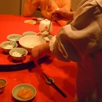 龍水楼 - 2014年4月　本当の杏仁豆腐もご主人が手早く取り分ける